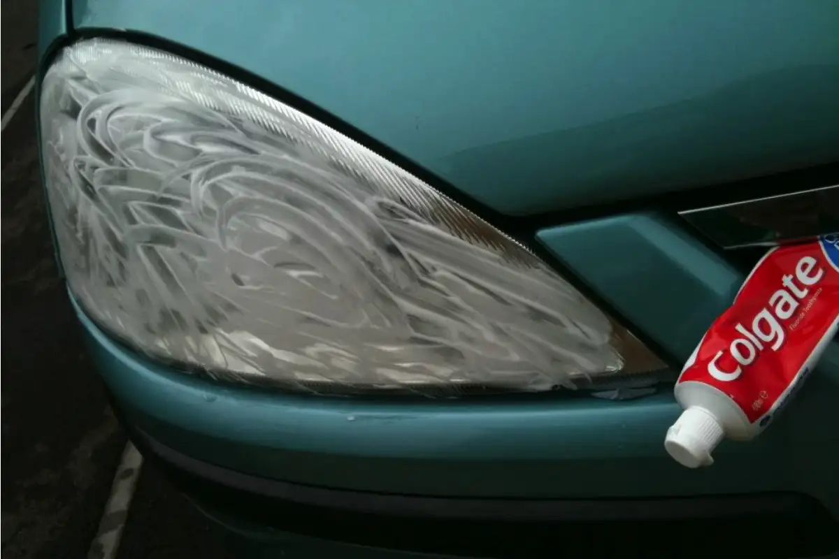 Vinkkejä auton ajovalojen keltaisuuden poistamiseen kotikonstein