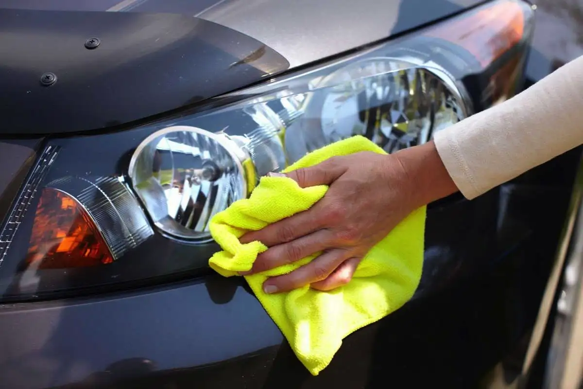 Vinkkejä auton ajovalojen keltaisuuden poistamiseen kotikonstein