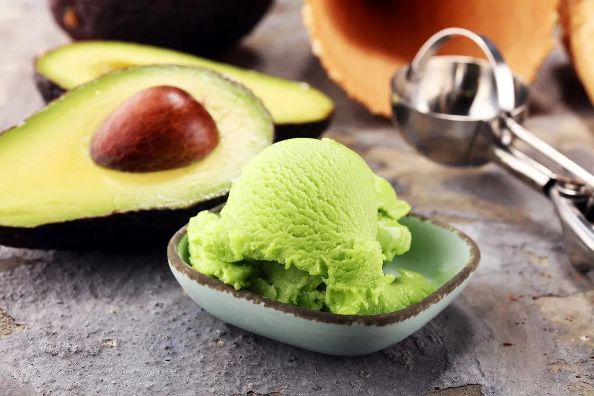 Valmista sokeriton avokadojäätelö: Terveellinen, raikas ja ravitseva herkku