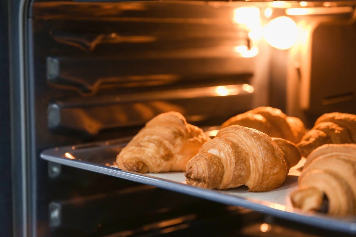 Kuinka leipoa herkullisia croissantteja itse: Aloittelijan vaiheittainen resepti