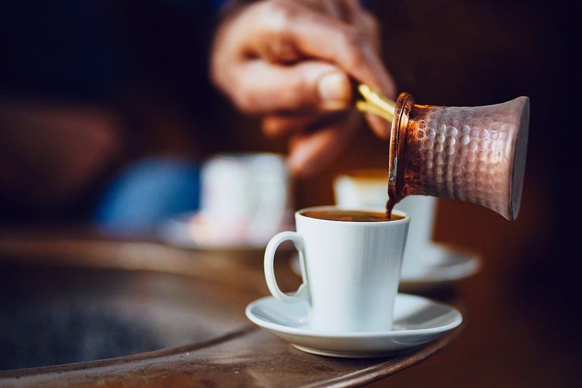 Eilisen kahvi – virkistääkö vai huijaa? Näin kauan kofeiini säilyy