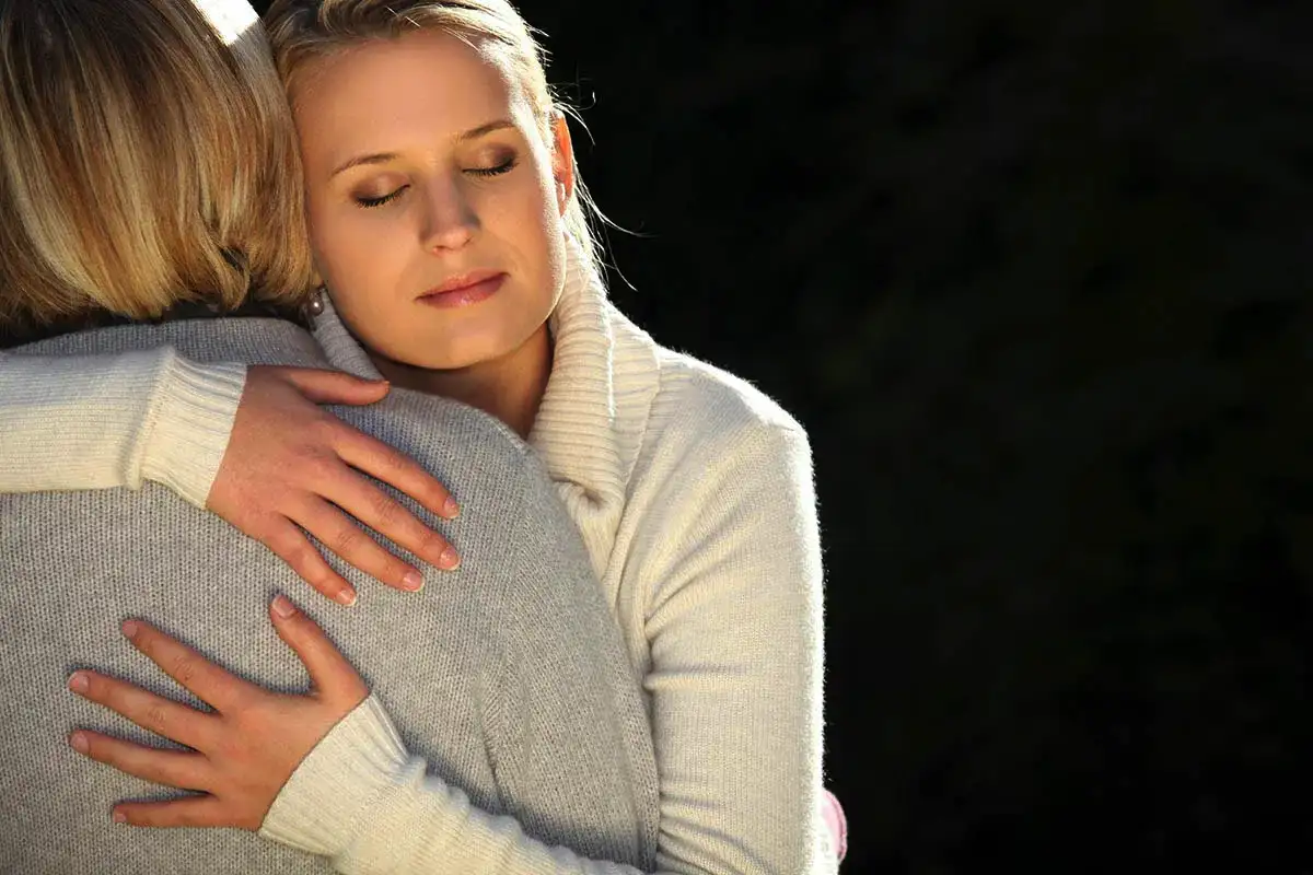 Vinkkejä halausten parantavaan voimaan: miksi tiede tukee tätä