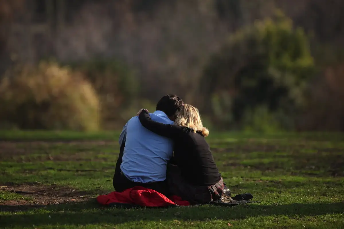 Vinkkejä halausten parantavaan voimaan: miksi tiede tukee tätä