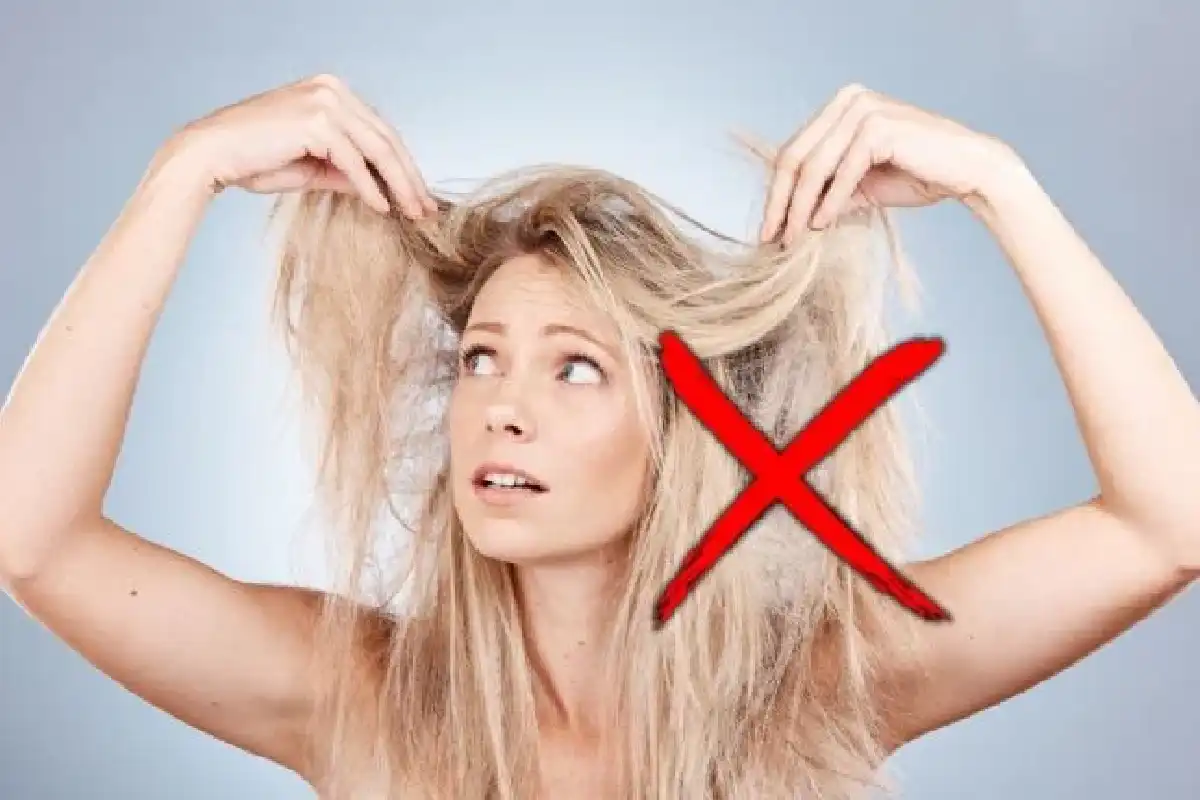 Sano hyvästit hiusten pörröisyydelle kesällä 2025: Helppo kaksivaiheinen kikka