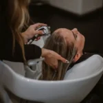 Vinkkejä hiustenpesuun: kaksi vaihetta, jotka muuttavat hiuksesi salonkilaatuisiksi