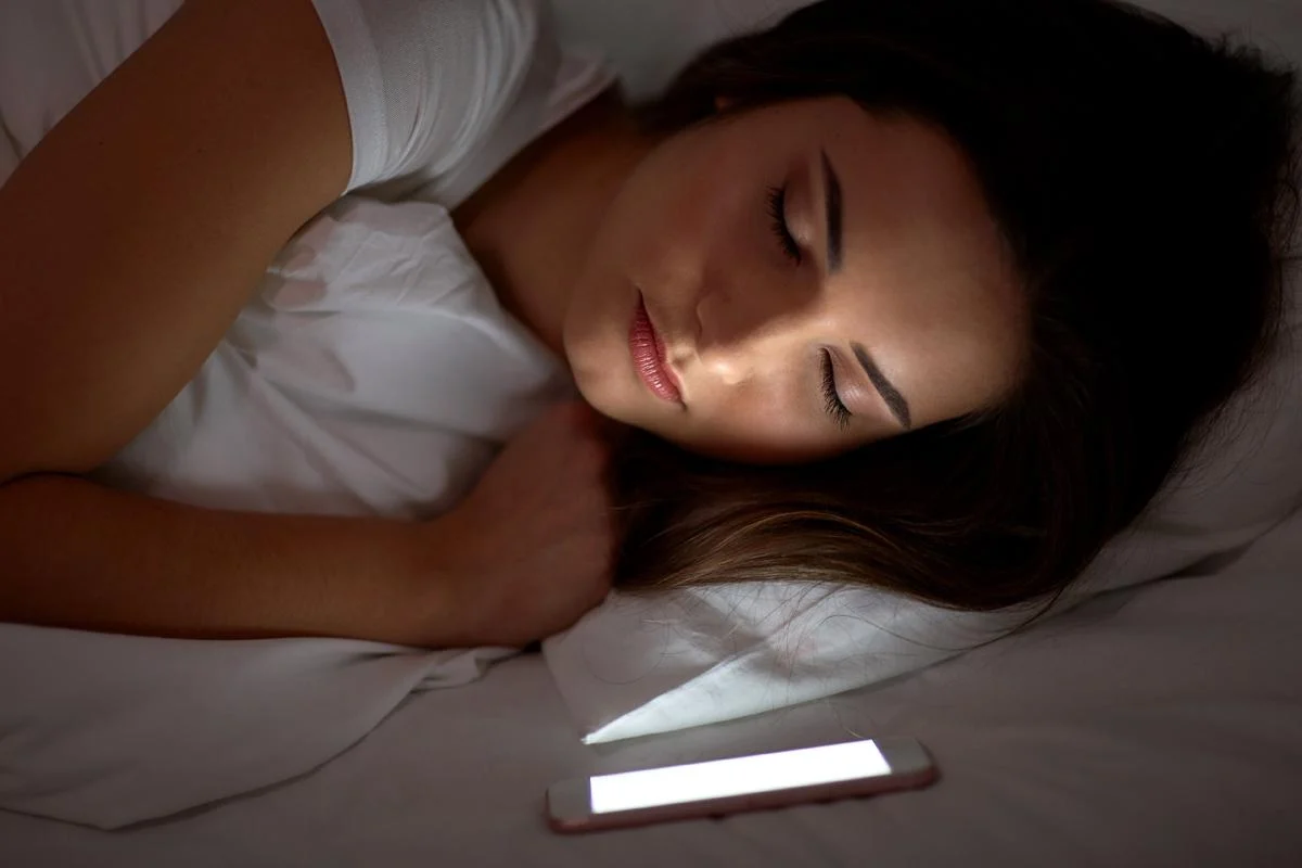 15 minuuttia ilman näyttöä ennen nukkumaanmenoa: Mitä keholle ja aivoille tapahtuu