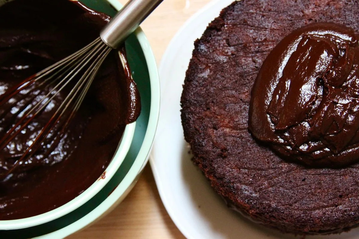 Jauhoton suklaakakku: Helppo ja herkullinen resepti viidellä ainesosalla