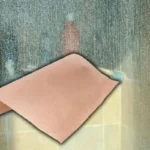 Kuinka poistaa kalkkitahrat suihkuseinästä pelkällä leivinpaperilla