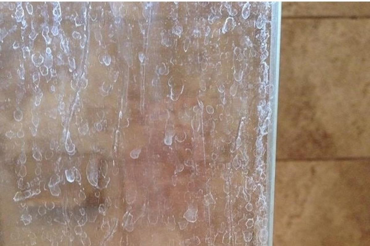 Kuinka poistaa kalkkitahrat suihkuseinästä pelkällä leivinpaperilla