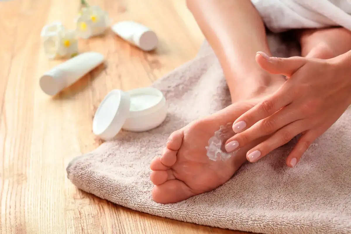 Vinkkejä pehmeiden kantapäiden säilyttämiseen avokengissä vietetyn päivän jälkeen