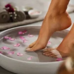 Vinkkejä pehmeiden kantapäiden säilyttämiseen avokengissä vietetyn päivän jälkeen