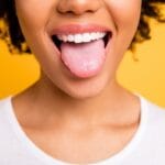 Mitä tarkoittaa, että henkilö voi kääntää koko kielensä – psykologian näkökulma