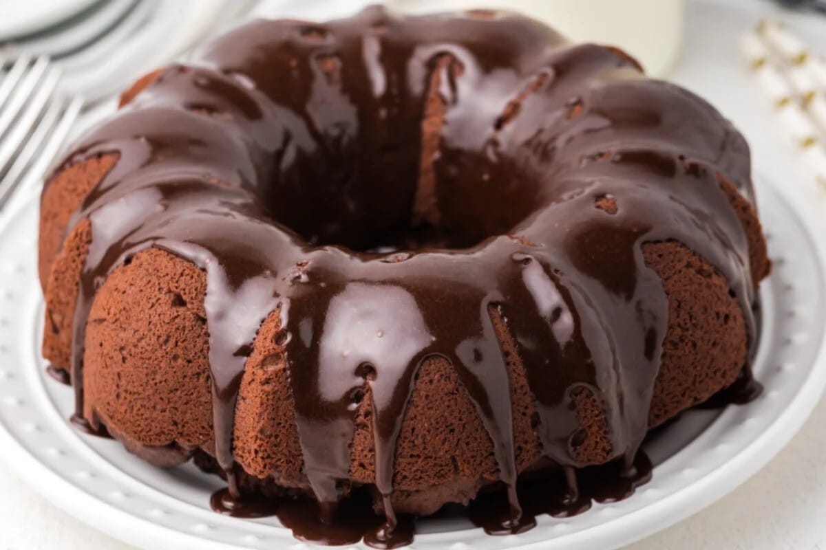 Valmista herkullinen ja mehevä kakku vain neljällä ainesosalla – helppo ja nopea resepti