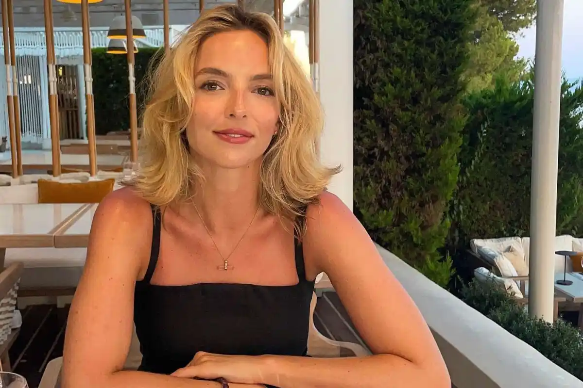 Midi flick – nuorentava 90-luvun hiusleikkaus trendissä 2025