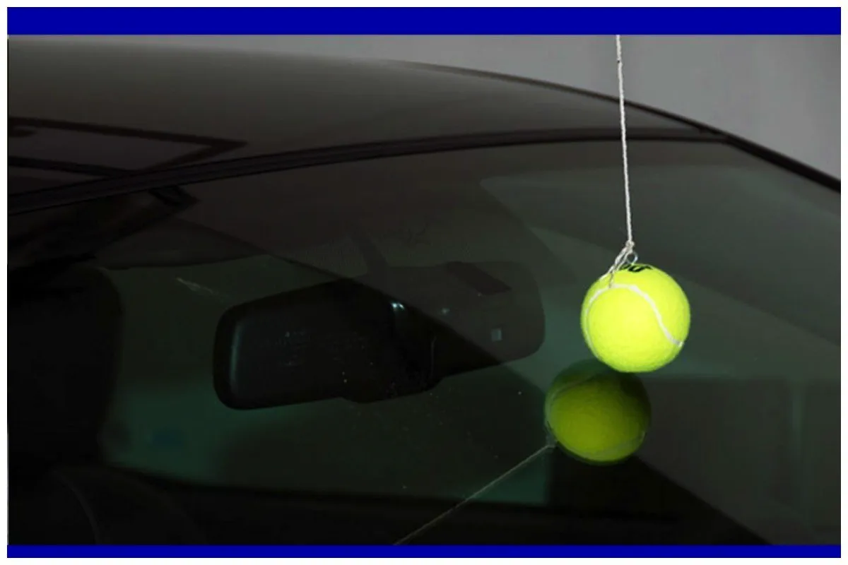 Miksi pitää tennispalloa autossa kesällä