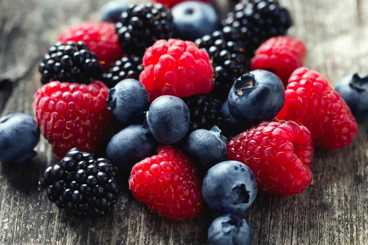 Suomalainen metsäeliksiiri: Naamio marjoista, jotka saavat ihon hehkumaan