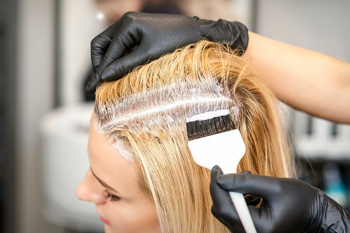 Vältä tämä virhe! Naisten yleinen moka peittäessään harmaita hiuksia marketin hiusvärillä