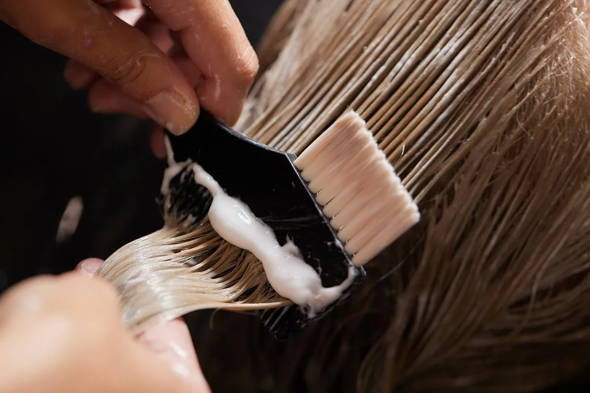 Vältä tämä virhe! Naisten yleinen moka peittäessään harmaita hiuksia marketin hiusvärillä