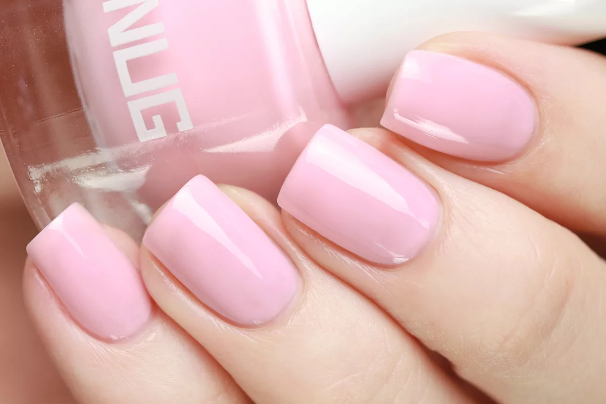 Kolme pastelliväristä manikyyri-ideaa lyhyille kynsille