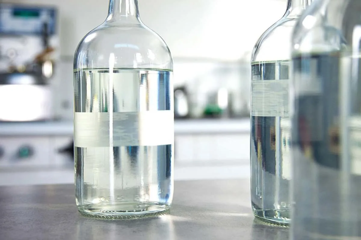 Poista laattojen lika lopullisesti yhdellä roiskeella tätä tehokasta ainesosaa