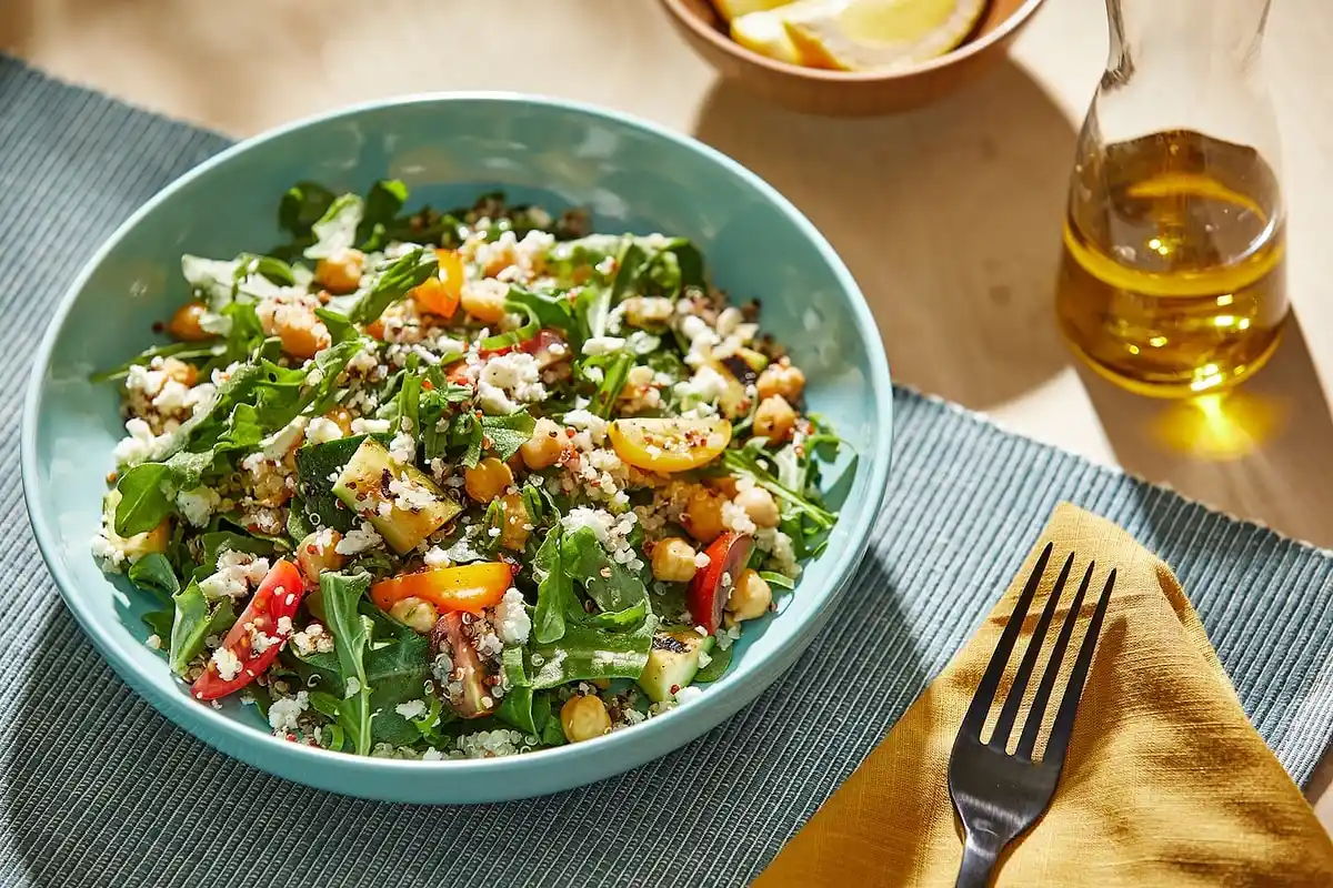 Valmista herkullinen ja terveellinen proteiinipitoinen salaatti viikkoon vain kuudella ainesosalla
