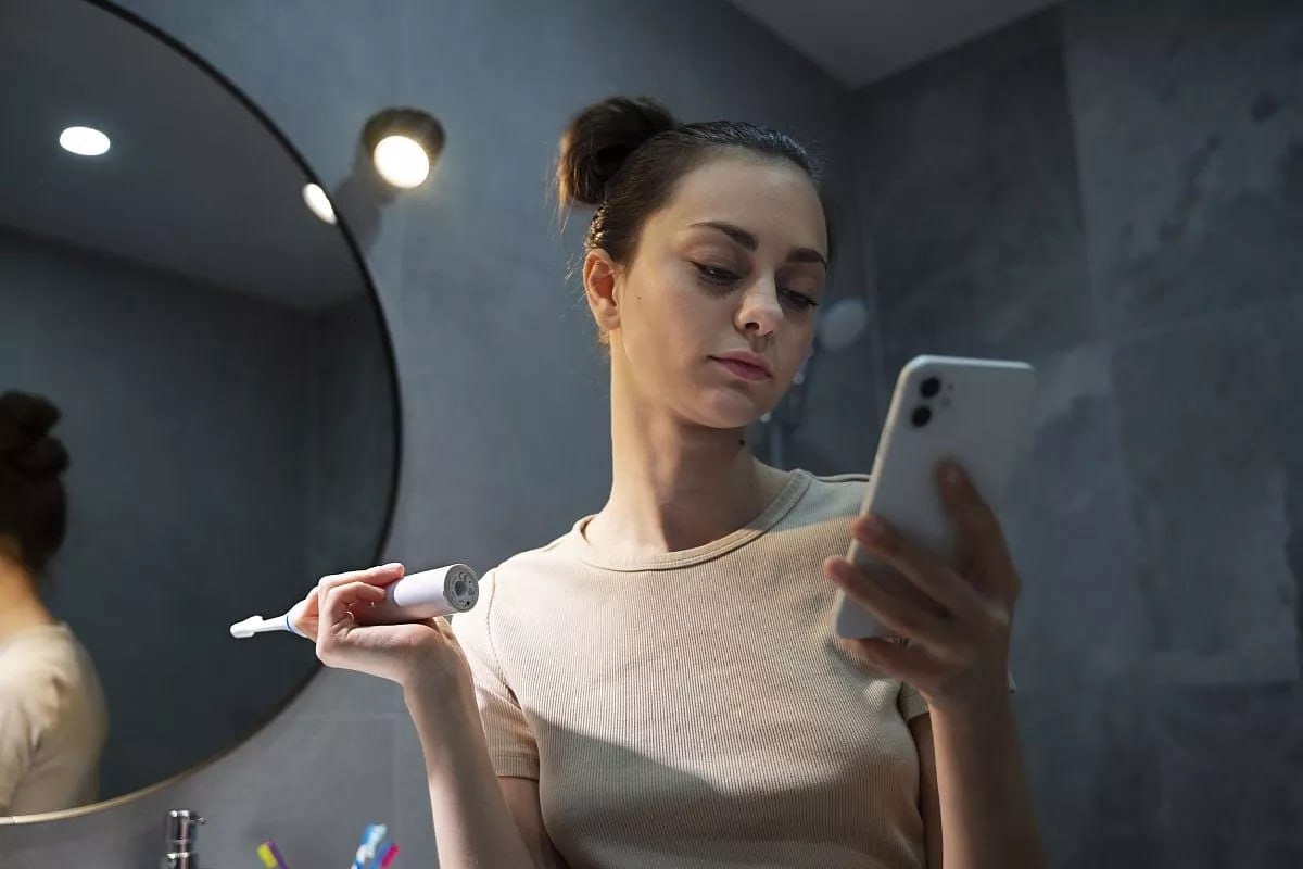 Mitä tarkoittaa, jos henkilö viettää yli puoli tuntia puhelinta selaten kylpyhuoneessa, asiantuntijoiden mukaan