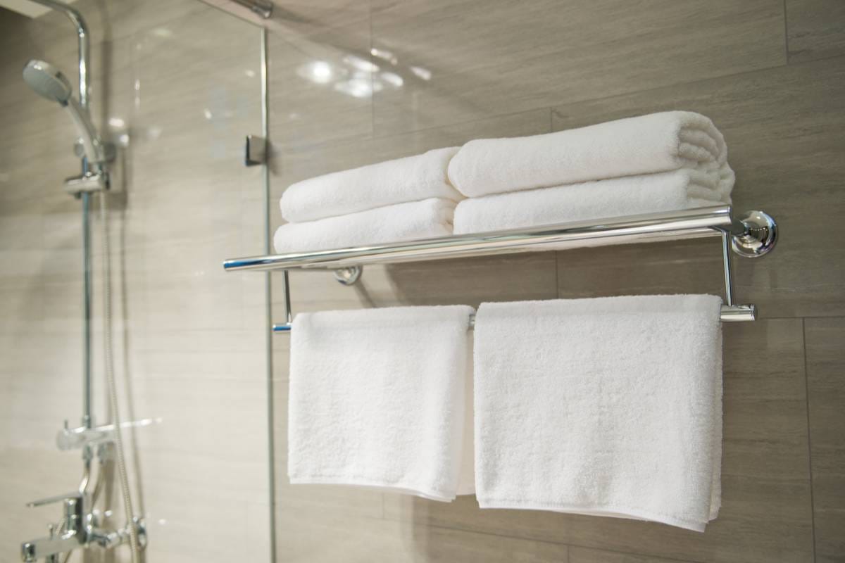 Miksi pyyhkeitä ei kannata säilyttää kylpyhuoneessa? Asiantuntijan vinkit puhtauteen
