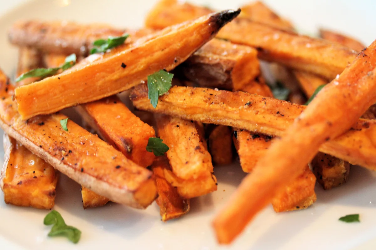 Kuinka tehdä rapeita bataattilastuja ilman uunia vain 15 minuutissa