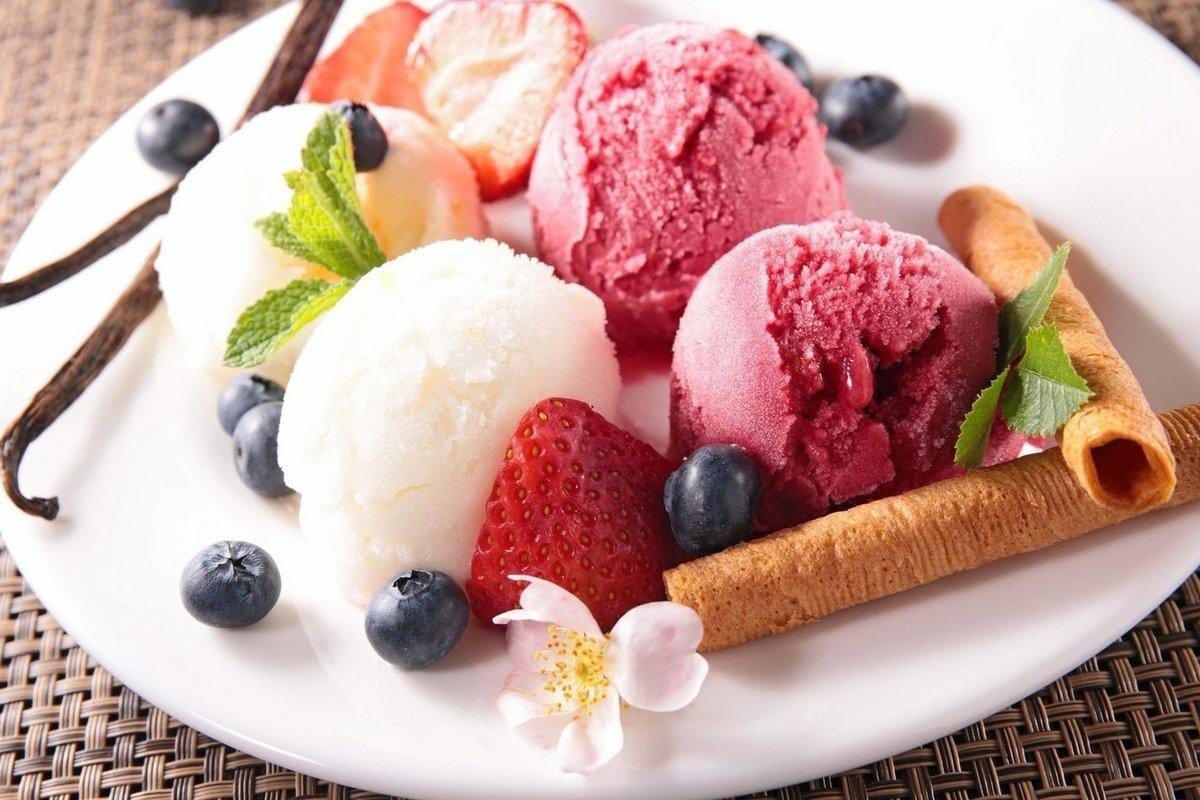 Sokeriton jäätelö: Valmista luonnollinen kesän herkku kuudella ainesosalla
