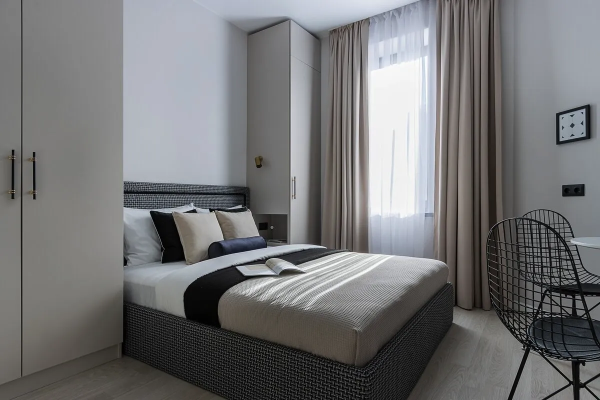 Yksi väri, joka tekee pienestä suomalaisesta makuuhuoneesta visuaalisesti suuremman