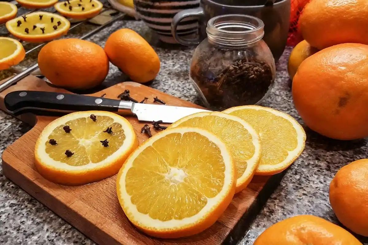 Tee sitruksinen tuoksusuihke kotiin sitruunalla ja appelsiinilla: Raikas ja luonnollinen ratkaisu