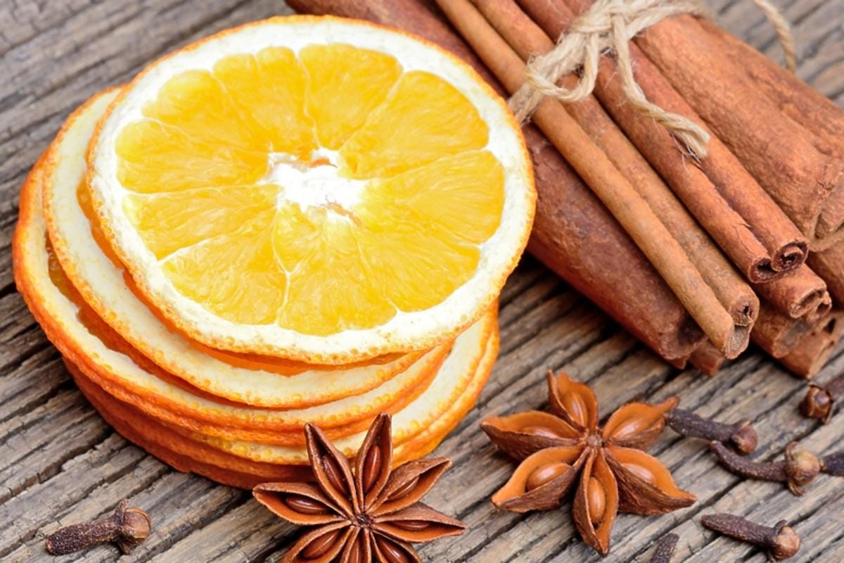 Tee sitruksinen tuoksusuihke kotiin sitruunalla ja appelsiinilla: Raikas ja luonnollinen ratkaisu