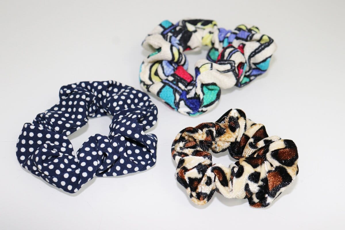 Kierrätä vanhoja kankaita ja luo trendikäs scrunchie DIY-menetelmällä