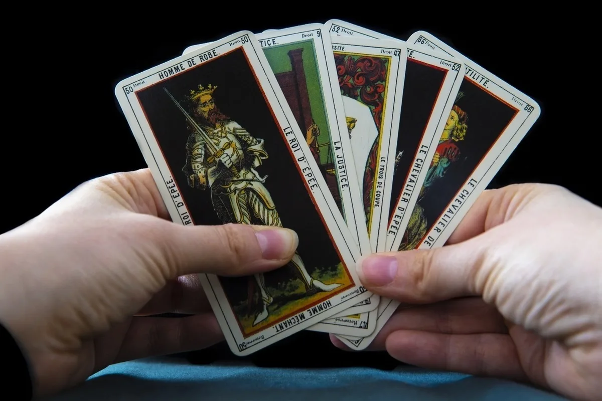 Kolme tarot-ennustusta rakkauteen, terveyteen ja työhön 29.6.–5.7.2025 Oraclen mukaan