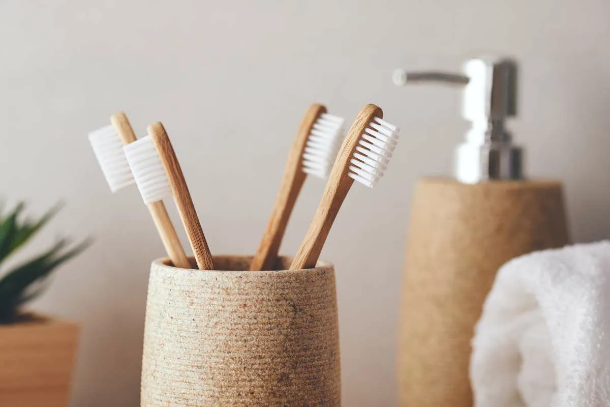 Vältä yleinen virhe hammasharjan säilytyksessä: Suojaa terveytesi kylpyhuoneessa