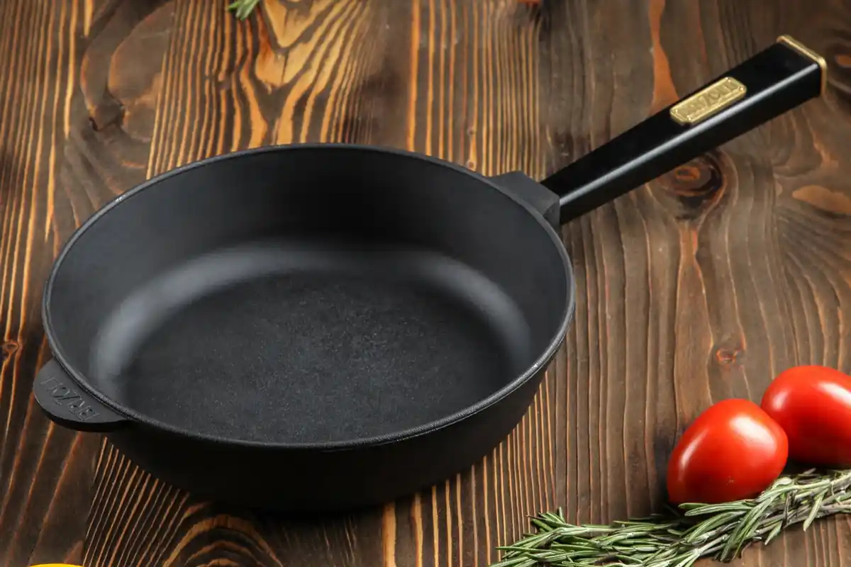 Terveellisempi vaihtoehto teflonpannulle: Valurautapannu valloittaa keittiöt vuonna 2025