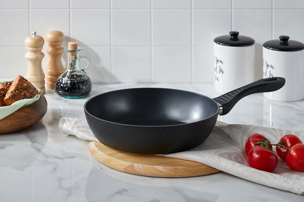 Terveellisempi vaihtoehto teflonpannulle: Valurautapannu valloittaa keittiöt vuonna 2025