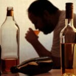 Alkoholin käyttö on riskialttiimpaa iän myötä: Kuinka paljon on turvallista juoda?