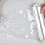 Hyvästit muovikelmulle: Uusi keksintö korvaa sen ja varoittaa ruoan pilaantumisesta