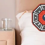 Mitä tarkoittaa valkoviinietikkalasin asettaminen sängyn viereen ja miksi se kannattaa Feng Shuin mukaan