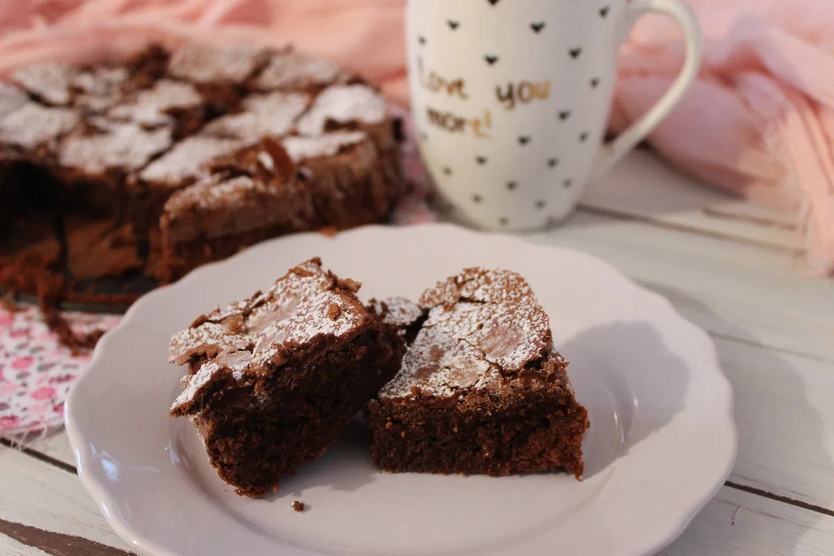 Gluteeniton mokkakakku suklaalla, kahvilla ja pähkinöillä