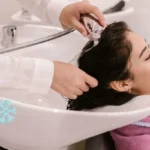 Kampaaja-asiantuntijan vinkki harmaiden hiusten hoitoon: Pese värjätyt hiukset kylmällä vedellä