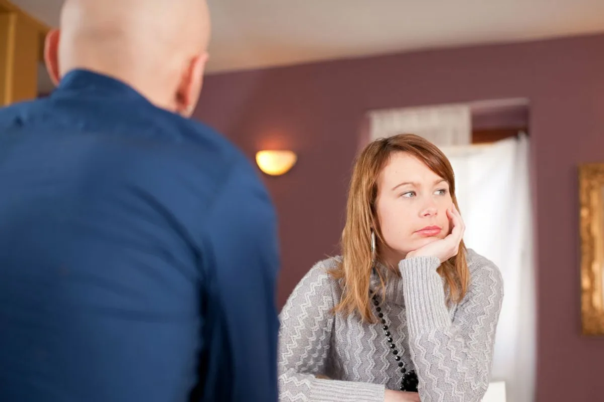 Mitä tarkoittaa, kun henkilö lakkaa puhumasta suuttuessaan? Psykologian näkökulma kesällä 2025