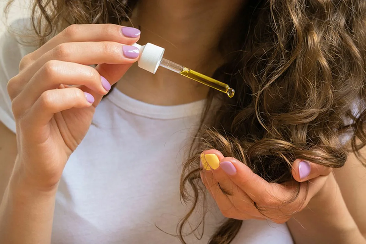 Kolmen askeleen iltarituaali: Herää sileään hiukseen ilman pörröisyyttä 24 tunniksi