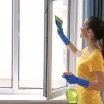 Tärkeä keittiön ainesosa, joka tekee ikkunoistasi täydellisen puhtaat – harva tuntee tämän niksin!