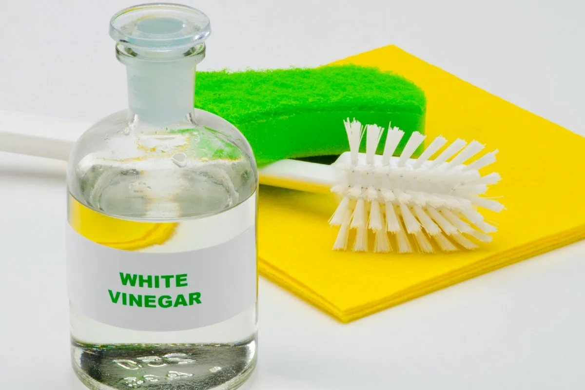 Tärkeä keittiön ainesosa, joka tekee ikkunoistasi täydellisen puhtaat – harva tuntee tämän niksin!