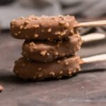 Herkullisia aprikoosi-vadelmajäätelöitä rapealla suklaakuorrutteella