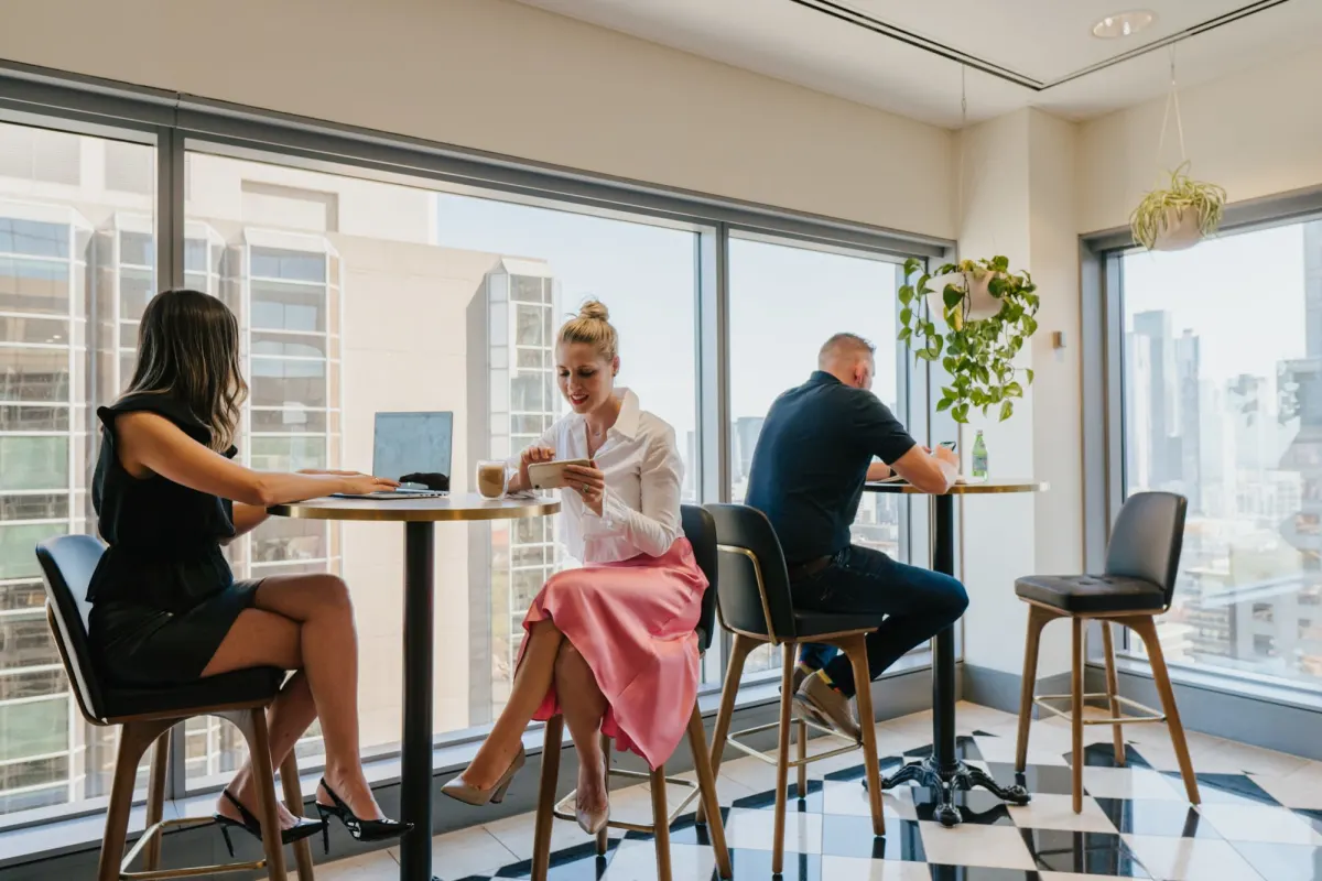 Mitä viestität, kun järjestät tuolin pöydän äärestä noustessasi: 7 psykologista merkitystä