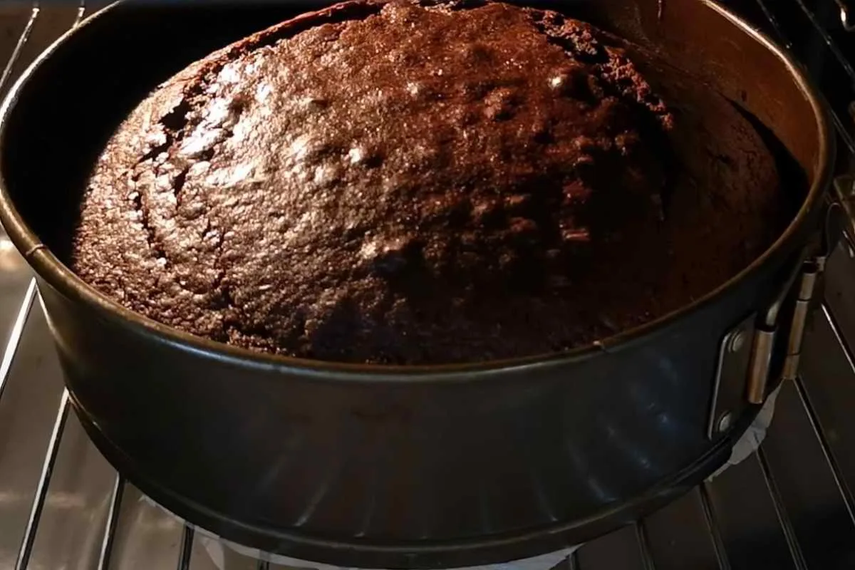 Valmista herkullinen suklaakakku ilman jauhoja vain 5 ainesosalla!