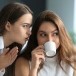 Miksi ihmiset juoruavat? Tiedemiehet selvittivät vihdoin syyn tähän yleiseen käyttäytymiseen